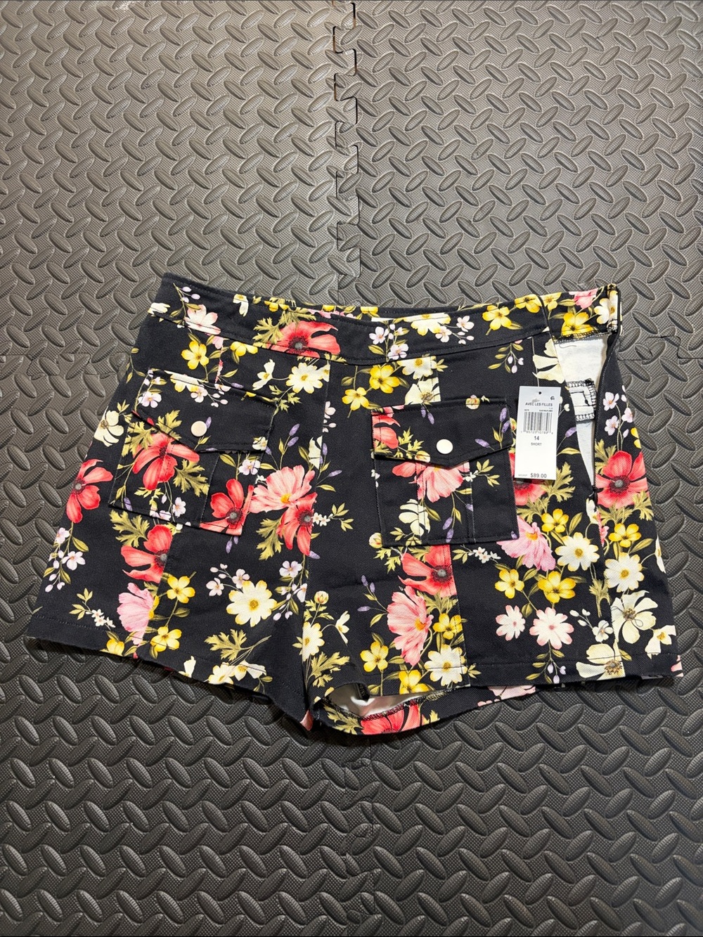 NWT Avec Les Filles Black Wildflower Shorts Floral Women's Size 14